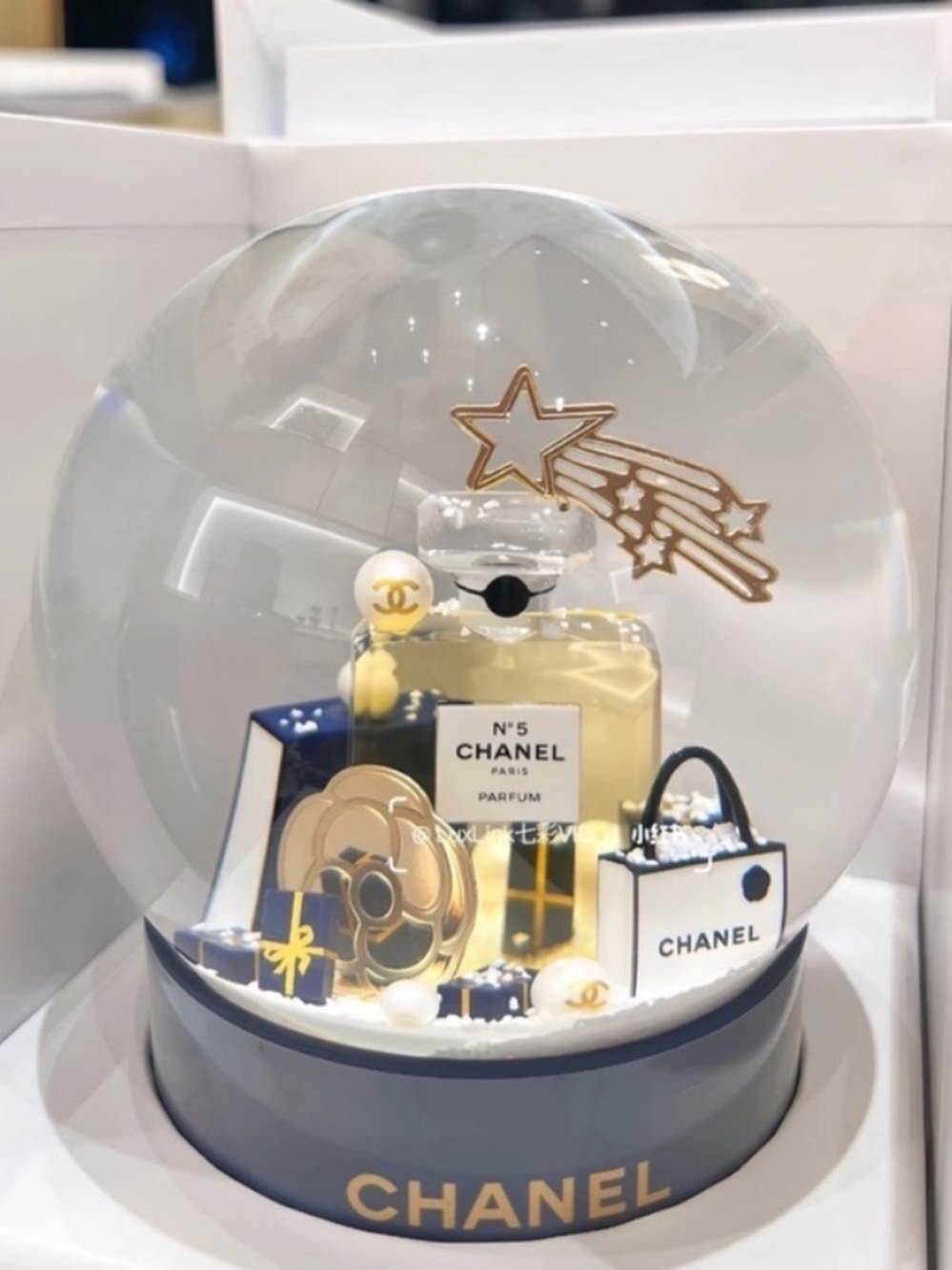 Chanel beauty Christmas gift snow globe 2025